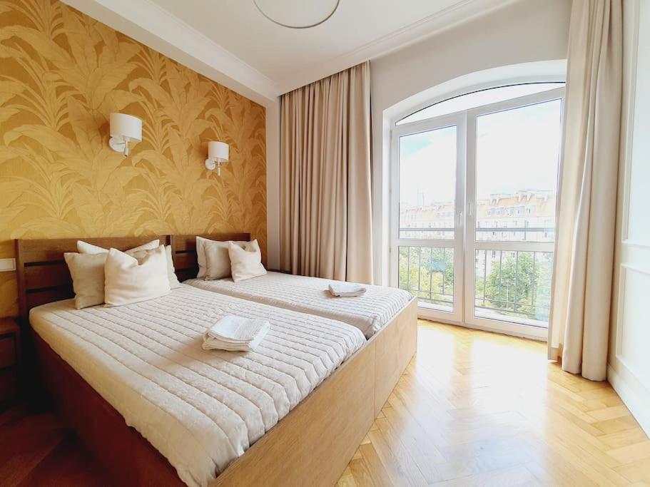 Wyzwolenia Apt , Lazienki Park & Zbawiciela Sq. 2' Varsó Kültér fotó