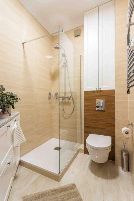 Wyzwolenia Apt , Lazienki Park & Zbawiciela Sq. 2' Varsó Kültér fotó
