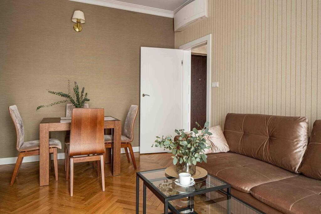 Wyzwolenia Apt , Lazienki Park & Zbawiciela Sq. 2' Varsó Kültér fotó